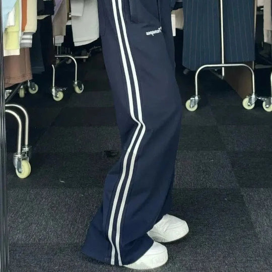 Track pants baggy